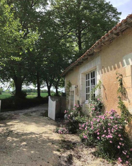 As Seen On A New Life In The Sun - Beautiful 3 Bedroom Cottage With Shared Pool Montboyer Zewnętrze zdjęcie
