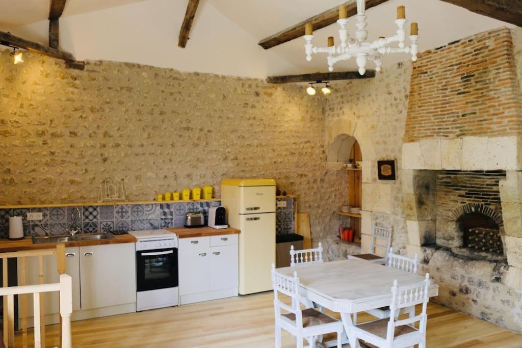 As Seen On A New Life In The Sun - Beautiful 3 Bedroom Cottage With Shared Pool Montboyer Zewnętrze zdjęcie